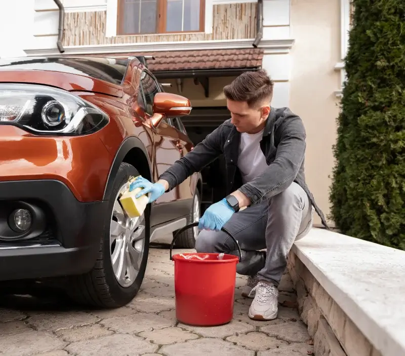 Lavage auto à domicile Saint-Cyr-de-Favières : professionnel intervenant sur un véhicule